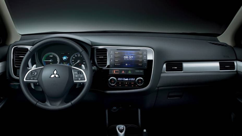 As diferen&ccedil;as surgem no lado de dentro, mais precisamente no painel de instrumentos e no c&acirc;mbio | <a href="https://preprod.quatrorodas.abril.com.br/carros/lancamentos//mitsubishi-outlander-phev-801241.shtml" target="_blank" rel="migration">Leia mais</a>