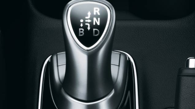 A transmissão tem uma alavanca em formato de joystick e dois modos de condução: o Drive (D) e o Brake (B), este segundo simulando freio-motor para recarregar as baterias | <a href="https://preprod.quatrorodas.abril.com.br/carros/lancamentos//mitsubishi-outlander-p" rel="migration"></a> A transmissão tem uma alavanca em formato de joystick e dois modos de condução: o Drive (D) e o Brake (B), este segundo simulando freio-motor para recarregar as baterias | <a href="https://preprod.quatrorodas.abril.com.br/carros/lancamentos//mitsubishi-outlander-p" rel="migration"></a>
