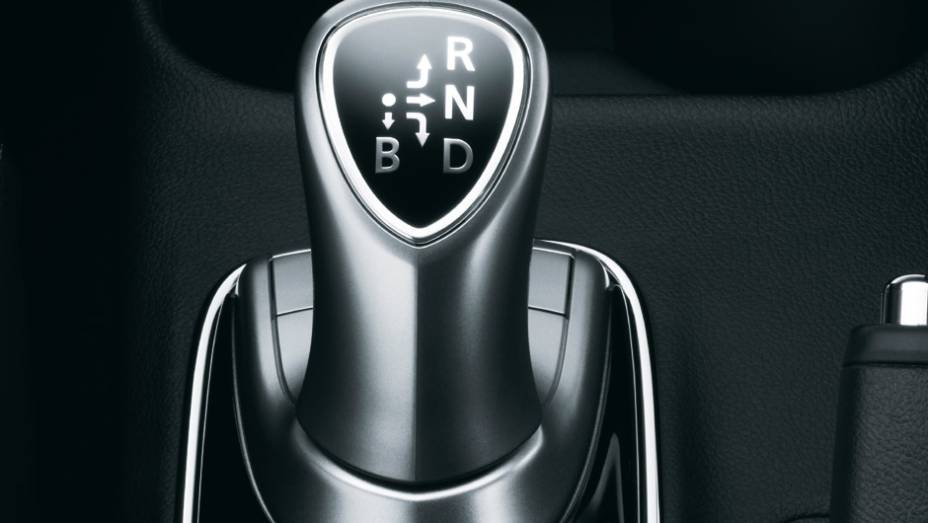 A transmiss&atilde;o tem uma alavanca em formato de joystick e dois modos de condu&ccedil;&atilde;o: o Drive (D) e o Brake (B), este segundo simulando freio-motor para recarregar as baterias | <a href="https://preprod.quatrorodas.abril.com.br/carros/lancamentos//mitsubishi-outlander-p" rel="migration"></a>