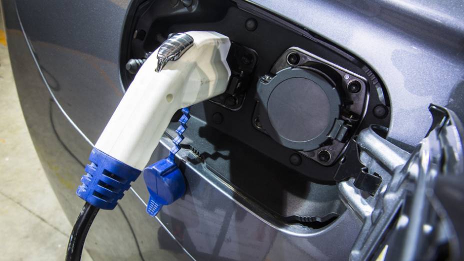 Como todo h&iacute;brido plug-in, o Outlander PHEV pode ser recarregado na tomada ou por meio do pr&oacute;prio motor a combust&atilde;o | <a href="https://preprod.quatrorodas.abril.com.br/carros/lancamentos//mitsubishi-outlander-phev-801241.shtml" target="_blank" rel="migration">Leia mais</a>
