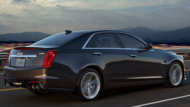 A traseira conta com aerofólio e quatro saídas de escape | <a href="https://preprod.quatrorodas.abril.com.br/noticias/saloes/detroit-2015/cadillac-revela-novo-cts-v-820740.shtml" target="_blank" rel="migration">Leia mais</a> A traseira conta com aerofólio e quatro saídas de escape | <a href="https://preprod.quatrorodas.abril.com.br/noticias/saloes/detroit-2015/cadillac-revela-novo-cts-v-820740.shtml" target="_blank" rel="migration">Leia mais</a>