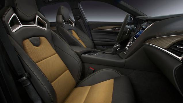 O modelo ainda tem disponível sistema de entretenimento, áudio Bose e informativo de dados de desempenho | <a href="https://preprod.quatrorodas.abril.com.br/noticias/saloes/detroit-2015/cadillac-revela-novo-cts-v-820740.shtml" target="_blank" rel="migration">Leia mais</a> O modelo ainda tem disponível sistema de entretenimento, áudio Bose e informativo de dados de desempenho | <a href="https://preprod.quatrorodas.abril.com.br/noticias/saloes/detroit-2015/cadillac-revela-novo-cts-v-820740.shtml" target="_blank" rel="migration">Leia mais</a>