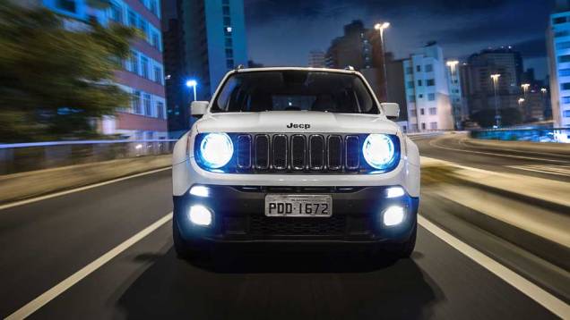 A frente conserva a identidade visual da Jeep, identificada pela grade com sete barras verticais, e os faróis redondos remetem ao antigo Willys | <a href="https://preprod.quatrorodas.abril.com.br/noticias/fabricantes/saiba-tudo-jeep-renegade-850580.shtml" target="_blank" rel="migration"></a> A frente conserva a identidade visual da Jeep, identificada pela grade com sete barras verticais, e os faróis redondos remetem ao antigo Willys | <a href="https://preprod.quatrorodas.abril.com.br/noticias/fabricantes/saiba-tudo-jeep-renegade-850580.shtml" target="_blank" rel="migration"></a>