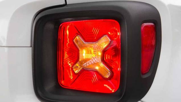 Na traseira, as lanternas do Renegade são inspiradas nos antigos galões que equipavam os Jeeps | <a href="https://preprod.quatrorodas.abril.com.br/noticias/fabricantes/saiba-tudo-jeep-renegade-850580.shtml" target="_blank" rel="migration">Leia mais</a> Na traseira, as lanternas do Renegade são inspiradas nos antigos galões que equipavam os Jeeps | <a href="https://preprod.quatrorodas.abril.com.br/noticias/fabricantes/saiba-tudo-jeep-renegade-850580.shtml" target="_blank" rel="migration">Leia mais</a>