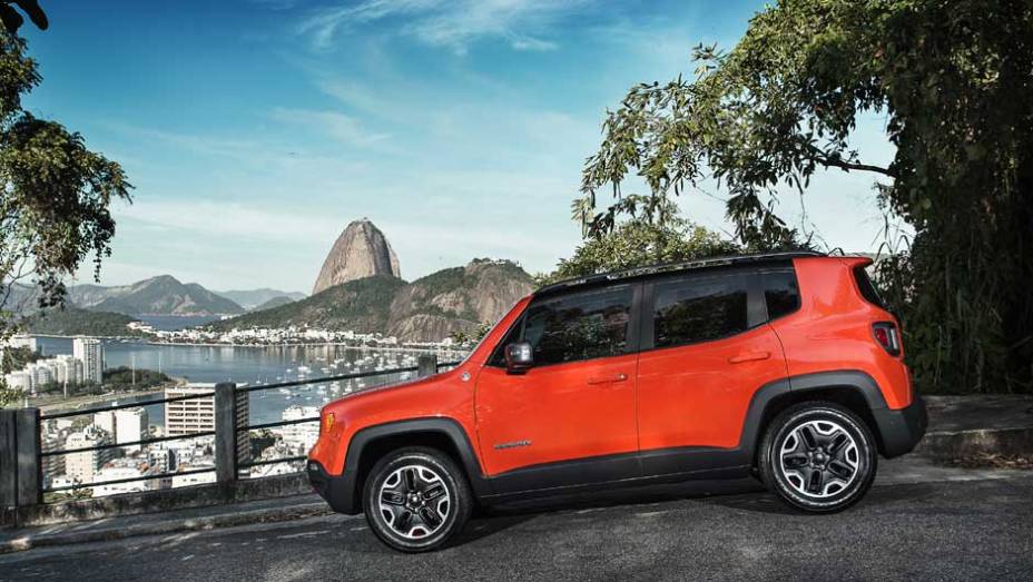 Por fora, as rodas de liga exclusivas e os ganchos na dianteira diferenciam a Trailhawk | <a href="https://preprod.quatrorodas.abril.com.br/noticias/fabricantes/saiba-tudo-jeep-renegade-850580.shtml" target="_blank" rel="migration">Leia mais</a>