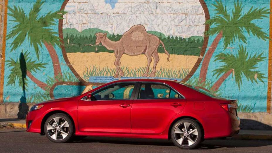 O perfil conservador do sed&atilde; continua, mas ganhou um toque de jovialidade. <a href="https://preprod.quatrorodas.abril.com.br/carros/lancamentos/toyota-camry-637524.shtml" rel="migration">Leia mais</a>