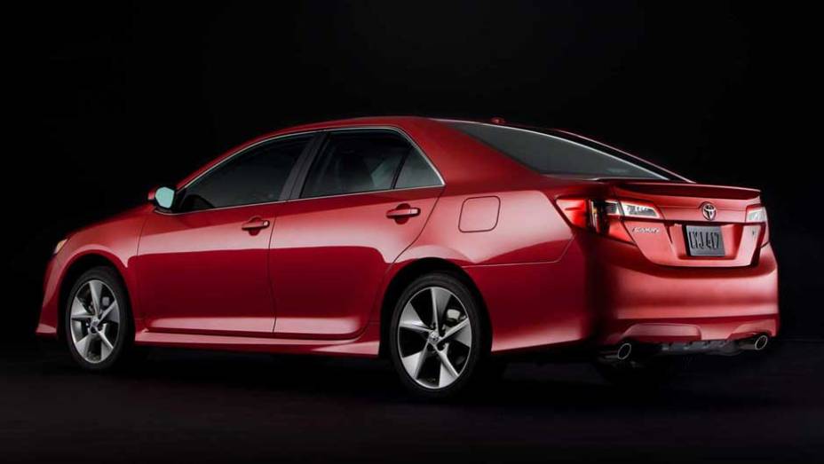 As lanternas t&ecirc;m desenho atraente. <a href="https://preprod.quatrorodas.abril.com.br/carros/lancamentos/toyota-camry-637524.shtml" rel="migration">Leia mais</a>