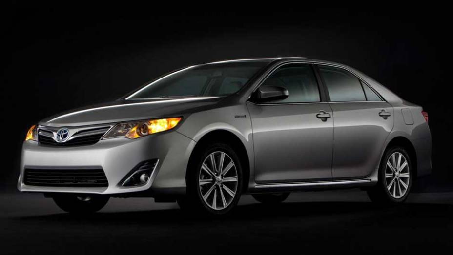 O conjunto mecânico do Camry tem um motor 2.5 a gasolina e outro elétrico. <a href="https://preprod.quatrorodas.abril.com.br/carros/lancamentos/toyota-camry-637524.shtml" rel="migration">Leia mais</a> O conjunto mecânico do Camry tem um motor 2.5 a gasolina e outro elétrico. <a href="https://preprod.quatrorodas.abril.com.br/carros/lancamentos/toyota-camry-637524.shtml" rel="migration">Leia mais</a>