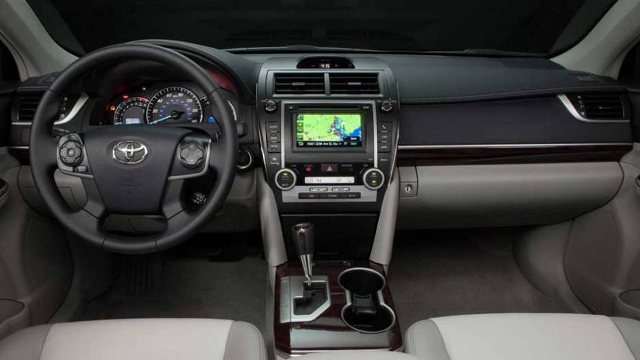 Por dentro, o sed&atilde; tem acabamento requintado e sistema de entretenimento completo. <a href="https://preprod.quatrorodas.abril.com.br/carros/lancamentos/toyota-camry-637524.shtml" rel="migration">Leia mais</a>