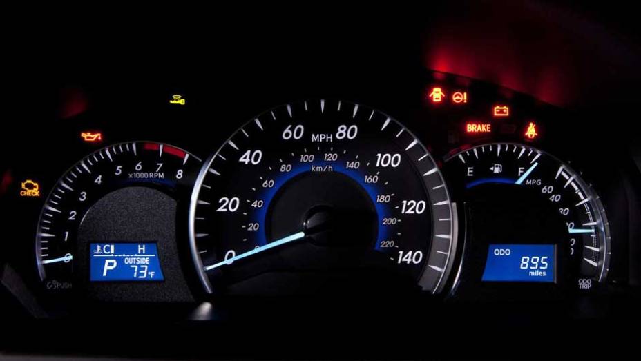 O painel tem grafismo simples, mas fácil leitura. <a href="https://preprod.quatrorodas.abril.com.br/carros/lancamentos/toyota-camry-637524.shtml" rel="migration">Leia mais</a> O painel tem grafismo simples, mas fácil leitura. <a href="https://preprod.quatrorodas.abril.com.br/carros/lancamentos/toyota-camry-637524.shtml" rel="migration">Leia mais</a>