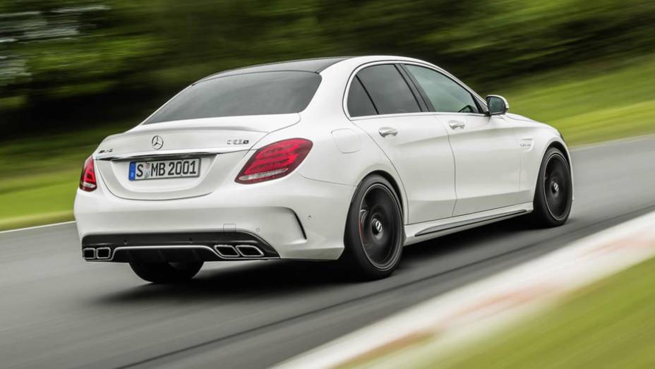 O esportivo será vendido nas carrocerias sedã e perua e nas versões C63 AMG e C63 AMG S (acima) | <a href="https://preprod.quatrorodas.abril.com.br/noticias/saloes/paris-2014/mercedes-benz-revela-detalhes-novo-c63-amg-802146.shtml" rel="migration">Leia mais</a>