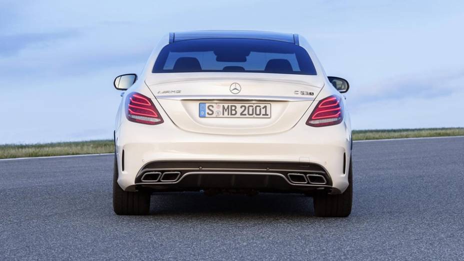 Segundo dados fornecidos pela marca, o C63 acelera de 0 a 100 km/h em 4,1 segundos, atingindo a velocidade máxima limitada eletronicamente em 250 km/h | <a href="https://preprod.quatrorodas.abril.com.br/noticias/saloes/paris-2014/mercedes-benz-revela-detalhes-novo" rel="migration"></a>