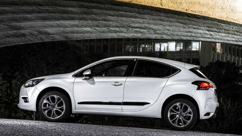 Não parece, mas ele é um hatch de cinco portas; as maçanetas embutidas na coluna o deixam com cara de cupê | <a href="https://preprod.quatrorodas.abril.com.br/carros/lancamentos/citroen-ds4-734568.shtml" rel="migration">Leia mais</a>