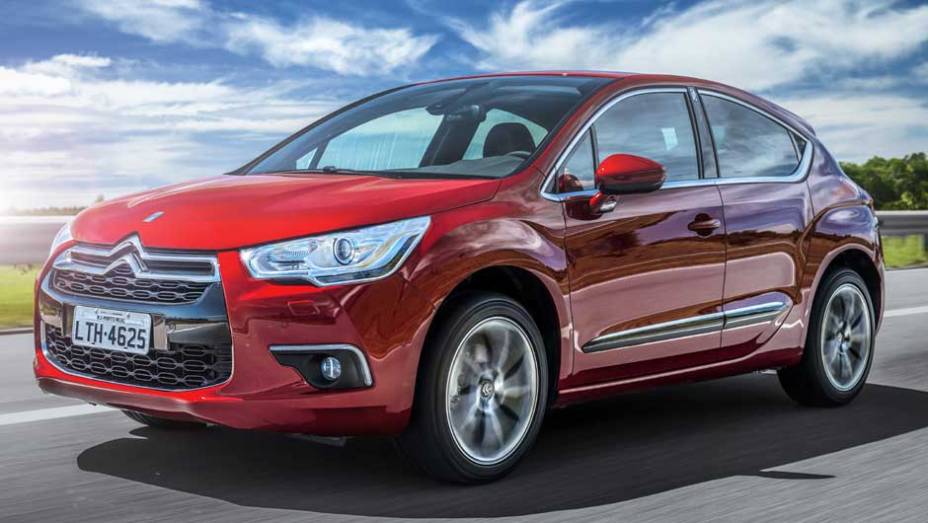 Oferecido em versão única por aqui, o DS4 usa o mesmo motor 1.6 turbo do DS3, com 165 cv | <a href="https://preprod.quatrorodas.abril.com.br/carros/lancamentos/citroen-ds4-734568.shtml" rel="migration">Leia mais</a>