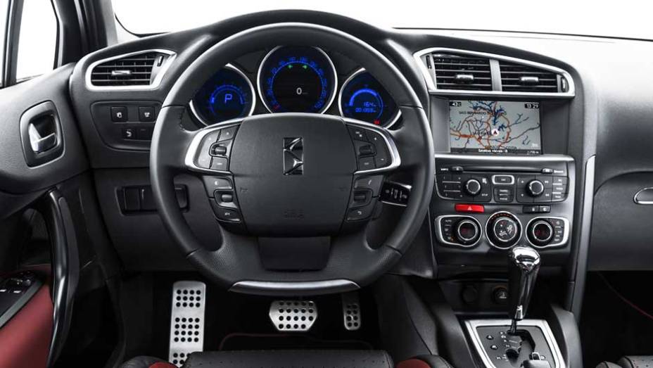 O interior traz materiais nobres no acabamento, incluindo couro e pl&aacute;stico mais suave ao toque das m&atilde;os | <a href="https://preprod.quatrorodas.abril.com.br/carros/lancamentos/citroen-ds4-734568.shtml" rel="migration">Leia mais</a>