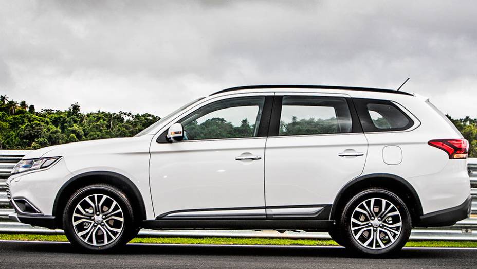 Para a Mitsubishi, o Outlander não é um SUV, mas sim um crossover - <a href="https://preprod.quatrorodas.abril.com.br/carros/testes/mitsubishi-new-outlander-2-2l-diesel-870160.shtml" rel="migration">Leia mais</a>