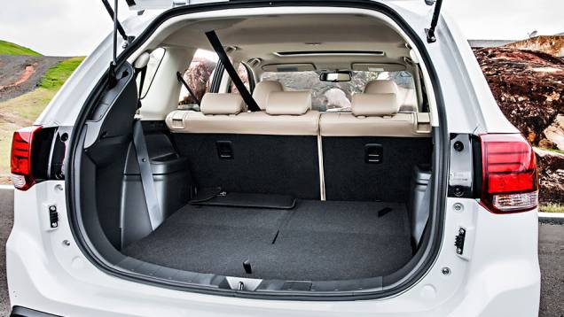 Modelo tem sete lugares e as segunda e terceira fileira de bancos podem ser facilmente rebatidas para ampliar a capacidade de carga - <a href="https://preprod.quatrorodas.abril.com.br/carros/testes/mitsubishi-new-outlander-2-2l-diesel-870160.shtml" rel="migration">Leia mais</a> Modelo tem sete lugares e as segunda e terceira fileira de bancos podem ser facilmente rebatidas para ampliar a capacidade de carga - <a href="https://preprod.quatrorodas.abril.com.br/carros/testes/mitsubishi-new-outlander-2-2l-diesel-870160.shtml" rel="migration">Leia mais</a>
