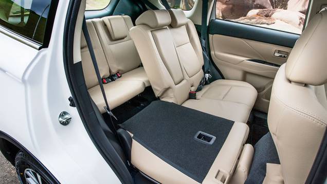 Bancos bipartidos permitem diversas configurações para transporte de carga e passageiros - <a href="https://preprod.quatrorodas.abril.com.br/carros/testes/mitsubishi-new-outlander-2-2l-diesel-870160.shtml" rel="migration">Leia mais</a> Bancos bipartidos permitem diversas configurações para transporte de carga e passageiros - <a href="https://preprod.quatrorodas.abril.com.br/carros/testes/mitsubishi-new-outlander-2-2l-diesel-870160.shtml" rel="migration">Leia mais</a>