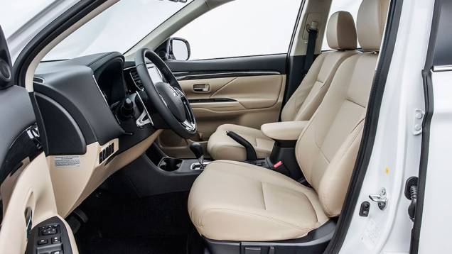 Espaço de sobra para o motorista, posição ideal de dirigir é encontrada facilmente com regulagem dos bancos e do volante - <a href="https://preprod.quatrorodas.abril.com.br/carros/testes/mitsubishi-new-outlander-2-2l-diesel-870160.shtml" rel="migration">Leia mais</a> Espaço de sobra para o motorista, posição ideal de dirigir é encontrada facilmente com regulagem dos bancos e do volante - <a href="https://preprod.quatrorodas.abril.com.br/carros/testes/mitsubishi-new-outlander-2-2l-diesel-870160.shtml" rel="migration">Leia mais</a>