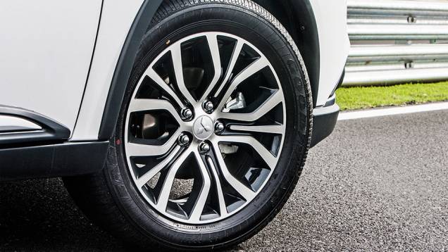Rodas de liga-leve, de 18 polegadas, ganharam novo design - <a href="https://preprod.quatrorodas.abril.com.br/carros/testes/mitsubishi-new-outlander-2-2l-diesel-870160.shtml" rel="migration">Leia mais</a> Rodas de liga-leve, de 18 polegadas, ganharam novo design - <a href="https://preprod.quatrorodas.abril.com.br/carros/testes/mitsubishi-new-outlander-2-2l-diesel-870160.shtml" rel="migration">Leia mais</a>