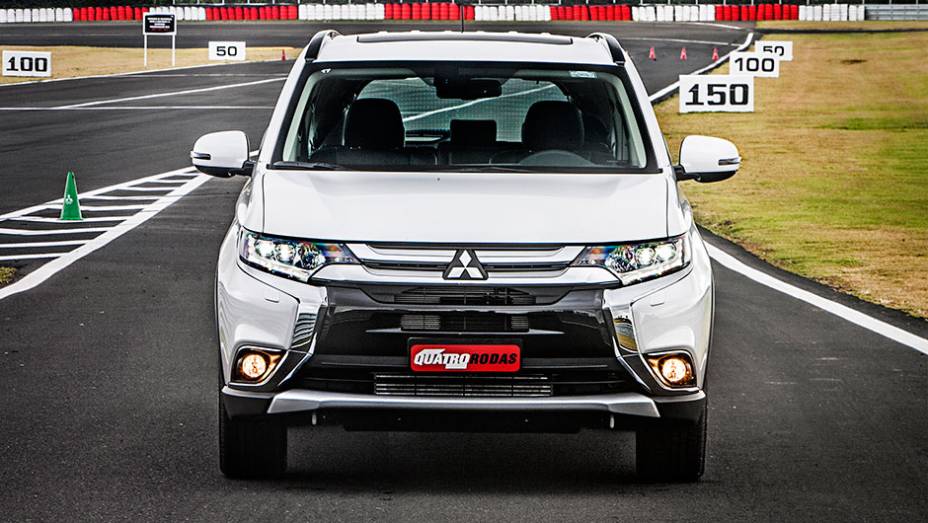 Conjunto ótico ganhou faróis e luzes de iluminação diurna em LED - <a href="https://preprod.quatrorodas.abril.com.br/carros/testes/mitsubishi-new-outlander-2-2l-diesel-870160.shtml" rel="migration">Leia mais</a>