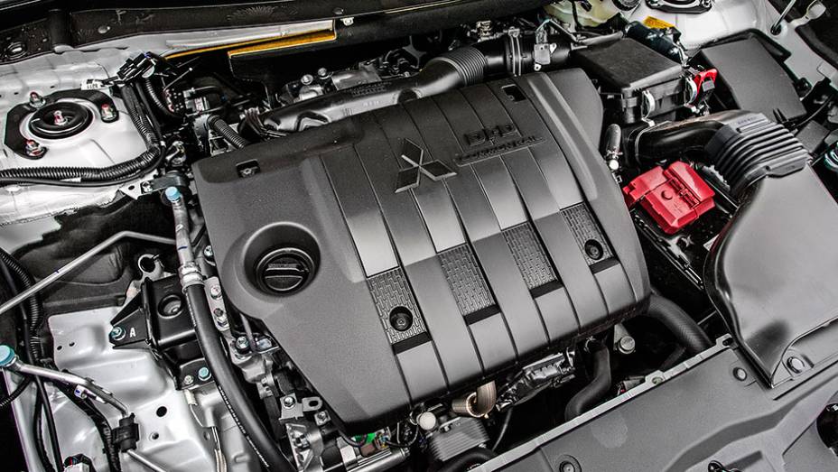 Motor 2.2L a diesel tem 165 cavalos e 36,7 mkgf - <a href="https://preprod.quatrorodas.abril.com.br/carros/testes/mitsubishi-new-outlander-2-2l-diesel-870160.shtml" rel="migration">Leia mais</a>