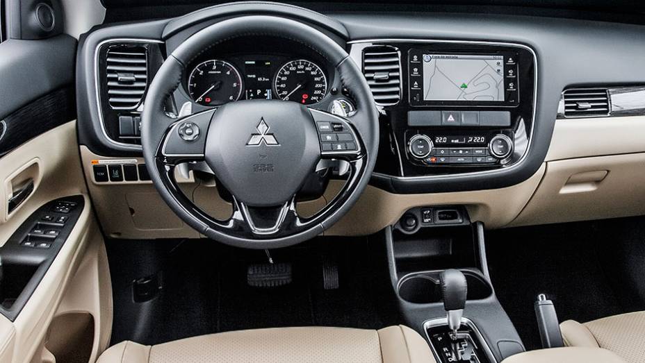 Interior bem acabado, com materiais agradáveis ao toque e com peças bem encaixadas - <a href="https://preprod.quatrorodas.abril.com.br/carros/testes/mitsubishi-new-outlander-2-2l-diesel-870160.shtml" rel="migration">Leia mais</a>