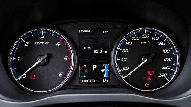 Cluster de instrumentos é relativamente simples, mas oferece boa visualização - <a href="https://preprod.quatrorodas.abril.com.br/carros/testes/mitsubishi-new-outlander-2-2l-diesel-870160.shtml" rel="migration">Leia mais</a> Cluster de instrumentos é relativamente simples, mas oferece boa visualização - <a href="https://preprod.quatrorodas.abril.com.br/carros/testes/mitsubishi-new-outlander-2-2l-diesel-870160.shtml" rel="migration">Leia mais</a>