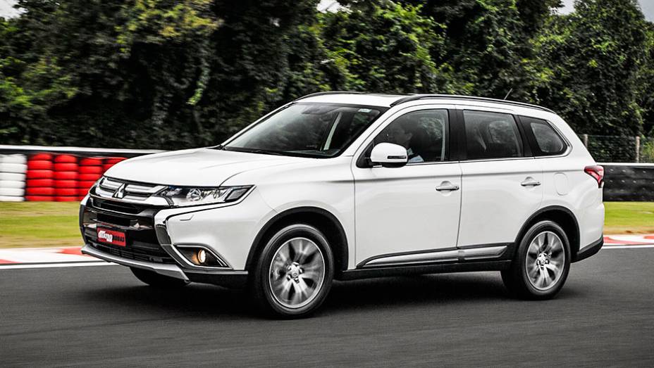 A Mitsubishi, além da reestilização visual, promoveu mudanças em prol do melhor isolamento acústico da cabine - <a href="https://preprod.quatrorodas.abril.com.br/carros/testes/mitsubishi-new-outlander-2-2l-diesel-870160.shtml" rel="migration">Leia mais</a>