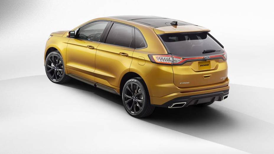 Grandes mudan&ccedil;as na parte de tr&aacute;s, que agora tem lanternas unidas por um friso na tampa do porta-malas | <a href="https://preprod.quatrorodas.abril.com.br/noticias/saloes/paris-2014/ford-apresenta-novo-edge-787116.shtml" rel="migration">Leia mais</a>