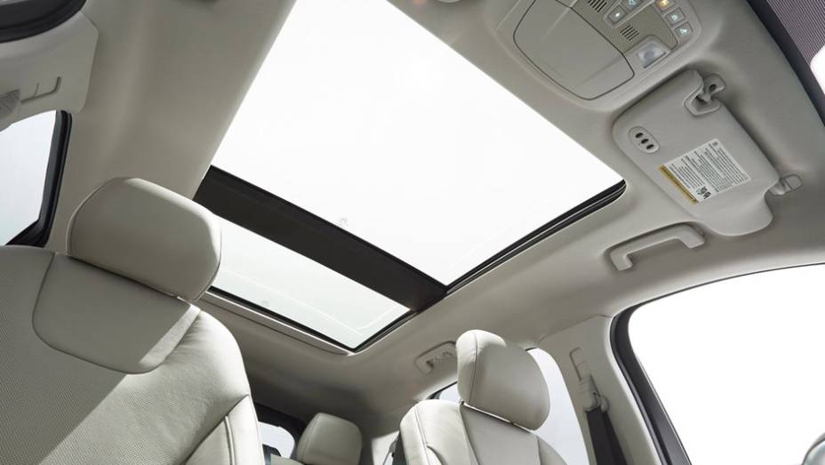 O enorme teto solar panor&acirc;mico &eacute; vendido como opcional | <a href="https://preprod.quatrorodas.abril.com.br/noticias/saloes/paris-2014/ford-apresenta-novo-edge-787116.shtml" rel="migration">Leia mais</a>