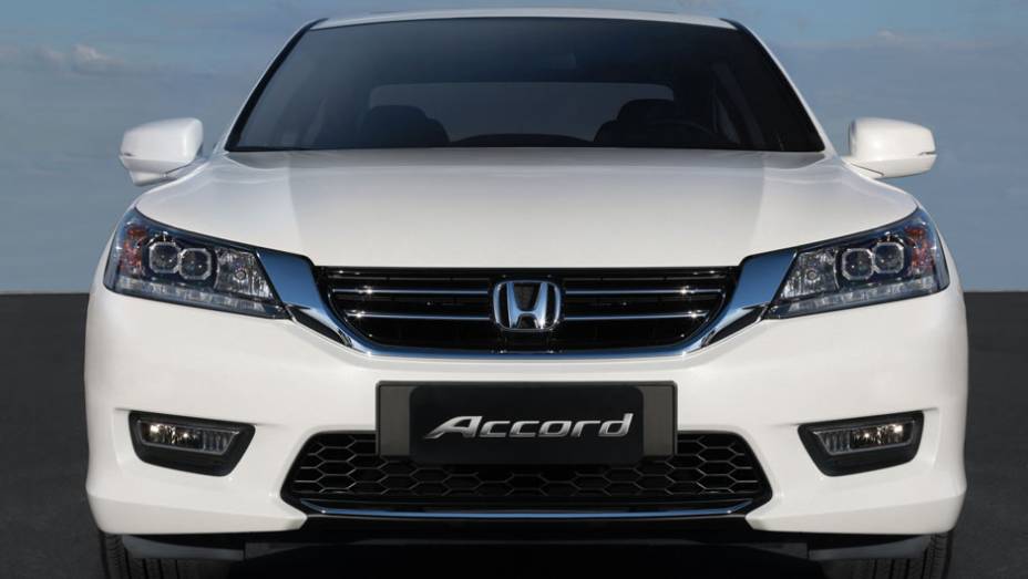 De frente é fácil notar semelhanças com o utilitário esportivo CR-V | <a href="https://preprod.quatrorodas.abril.com.br/carros/lancamentos/honda-accord-2014-744960.shtml" rel="migration">Leia mais</a>