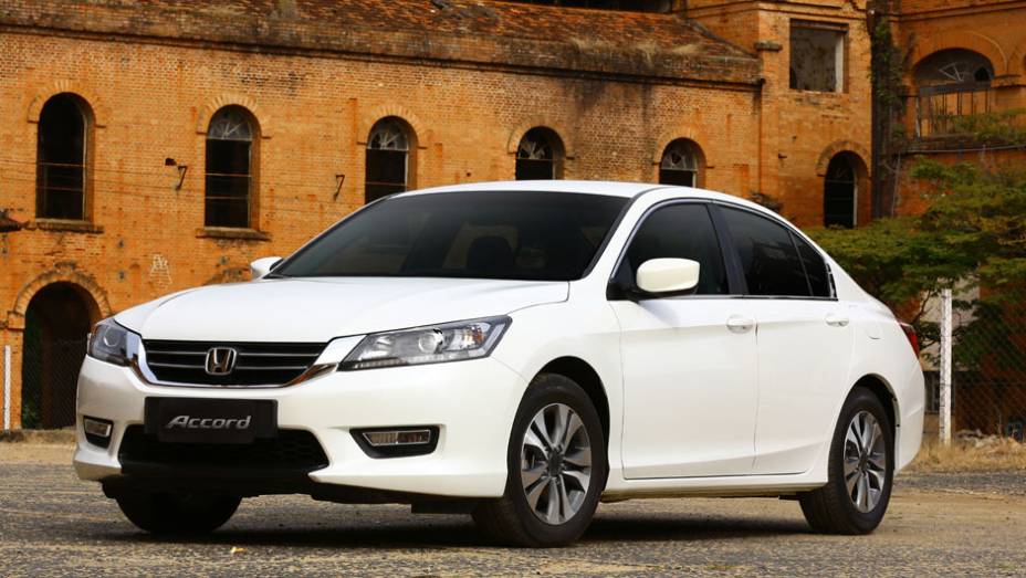 O novo DNA de design da Honda marca presença no sedã de luxo | <a href="https://preprod.quatrorodas.abril.com.br/carros/lancamentos/honda-accord-2014-744960.shtml" rel="migration">Leia mais</a>