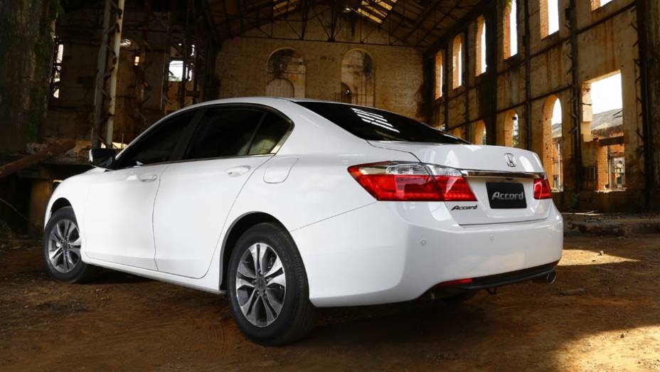 Apesar do design moderno, o Accord continua sendo discreto | <a href="https://preprod.quatrorodas.abril.com.br/carros/lancamentos/honda-accord-2014-744960.shtml" rel="migration">Leia mais</a>
