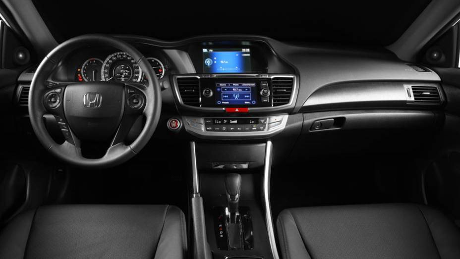 O interior traz bom acabamento e comandos com fácil acesso aos ocupantes | <a href="https://preprod.quatrorodas.abril.com.br/carros/lancamentos/honda-accord-2014-744960.shtml" rel="migration">Leia mais</a>
