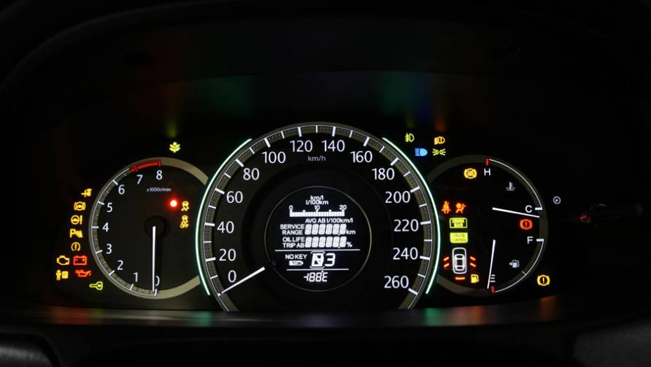 Se o painel não é tão ousado, ele facilita a visualização das informações | <a href="https://preprod.quatrorodas.abril.com.br/carros/lancamentos/honda-accord-2014-744960.shtml" rel="migration">Leia mais</a>