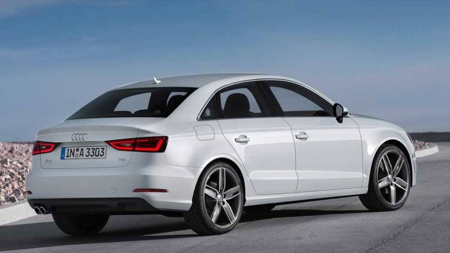 A traseira lembra muito outros sedãs da marca, como o A4 e o A6 | <a href="https://preprod.quatrorodas.abril.com.br/saloes/new-york/2013/audi-a3-s3-sedan-737169.shtml" rel="migration">Leia mais</a>