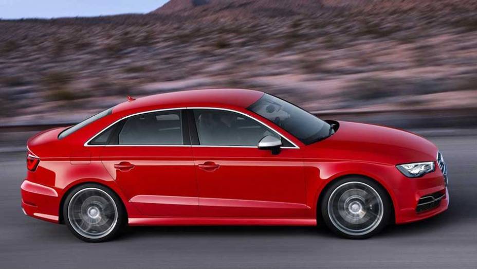 Por fora, ele se diferencia do A3 Sedan pelos novos para-choques, saias laterais e spoiler no porta-malas | <a href="https://preprod.quatrorodas.abril.com.br/saloes/new-york/2013/audi-a3-s3-sedan-737169.shtml" rel="migration">Leia mais</a>