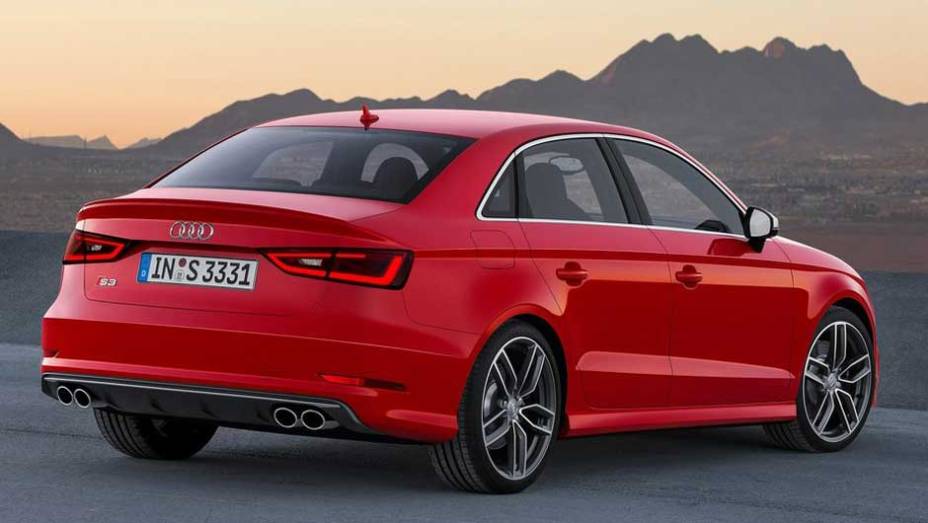 O cora&ccedil;&atilde;o tamb&eacute;m &eacute; diferente: trata-se de um 2.0 TFSI com 300 cv | <a href="https://preprod.quatrorodas.abril.com.br/saloes/new-york/2013/audi-a3-s3-sedan-737169.shtml" rel="migration">Leia mais</a>