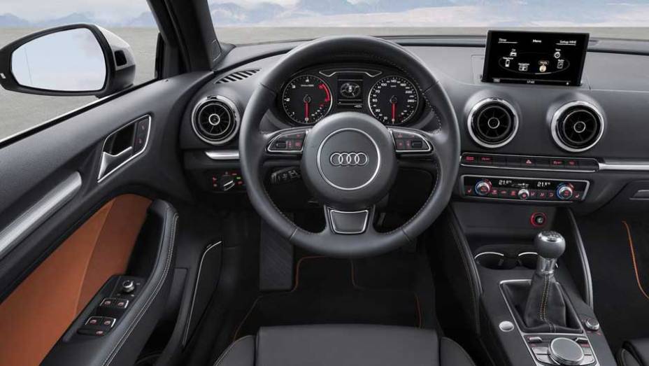 O interior &eacute; id&ecirc;ntico ao do A3 hatch | <a href="https://preprod.quatrorodas.abril.com.br/saloes/new-york/2013/audi-a3-s3-sedan-737169.shtml" rel="migration">Leia mais</a>