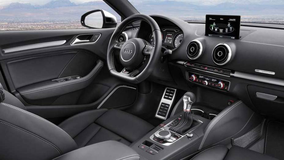 No caso do S3 Sedan, alguns detalhes t&ecirc;m apliques prateados e as pedaleiras s&atilde;o de alum&iacute;nio | <a href="https://preprod.quatrorodas.abril.com.br/saloes/new-york/2013/audi-a3-s3-sedan-737169.shtml" rel="migration">Leia mais</a>