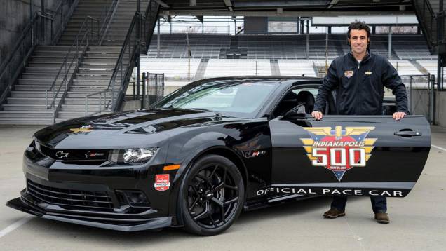 O veículo será usado exclusivamente nas 500 Milhas de Indianápolis | <a href="https://preprod.quatrorodas.abril.com.br/noticias/fabricantes/f-indy-apresenta-seu-novo-pace-car-chevrolet-camaro-z-28-777840.shtml" rel="migration">Leia mais</a> O veículo será usado exclusivamente nas 500 Milhas de Indianápolis | <a href="https://preprod.quatrorodas.abril.com.br/noticias/fabricantes/f-indy-apresenta-seu-novo-pace-car-chevrolet-camaro-z-28-777840.shtml" rel="migration">Leia mais</a>
