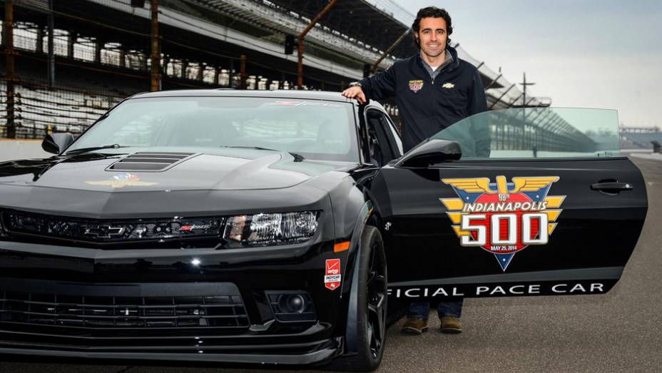 O carro será dirigido pelo tricampeão da prova, Dario Franchitti | <a href="https://preprod.quatrorodas.abril.com.br/noticias/fabricantes/f-indy-apresenta-seu-novo-pace-car-chevrolet-camaro-z-28-777840.shtml" rel="migration">Leia mais</a>