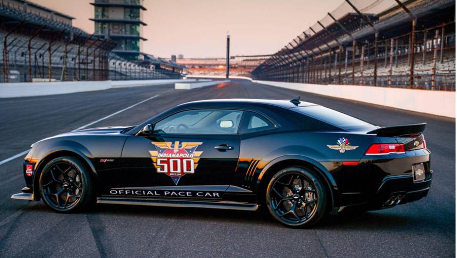 O modelo será todo preto, apenas com logos nas laterais do veículo | <a href="https://preprod.quatrorodas.abril.com.br/noticias/fabricantes/f-indy-apresenta-seu-novo-pace-car-chevrolet-camaro-z-28-777840.shtml" rel="migration">Leia mais</a>