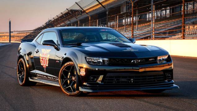 O carro tem kit aerodinâmico | <a href="https://preprod.quatrorodas.abril.com.br/noticias/fabricantes/f-indy-apresenta-seu-novo-pace-car-chevrolet-camaro-z-28-777840.shtml" rel="migration">Leia mais</a> O carro tem kit aerodinâmico | <a href="https://preprod.quatrorodas.abril.com.br/noticias/fabricantes/f-indy-apresenta-seu-novo-pace-car-chevrolet-camaro-z-28-777840.shtml" rel="migration">Leia mais</a>