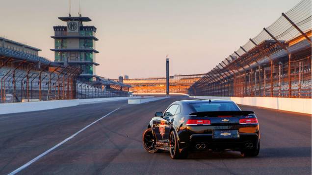Sistema de escapamento com quatro tubos | <a href="https://preprod.quatrorodas.abril.com.br/noticias/fabricantes/f-indy-apresenta-seu-novo-pace-car-chevrolet-camaro-z-28-777840.shtml" rel="migration">Leia mais</a> Sistema de escapamento com quatro tubos | <a href="https://preprod.quatrorodas.abril.com.br/noticias/fabricantes/f-indy-apresenta-seu-novo-pace-car-chevrolet-camaro-z-28-777840.shtml" rel="migration">Leia mais</a>