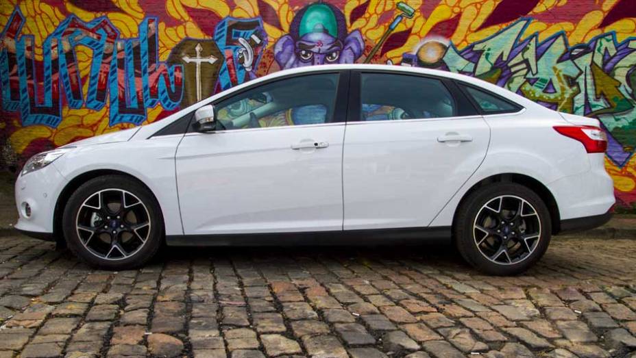 Projeto global, ele tem estilo bem mais esportivo que seu antecessor | <a href="https://preprod.quatrorodas.abril.com.br/carros/lancamentos/novo-ford-focus-sedan-755333.shtml" rel="migration">Leia mais</a>