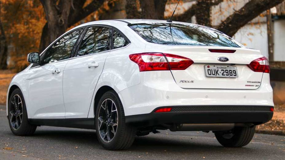 O formato ousado das lanternas chama atenção na parte traseira | <a href="https://preprod.quatrorodas.abril.com.br/carros/lancamentos/novo-ford-focus-sedan-755333.shtml" rel="migration">Leia mais</a>