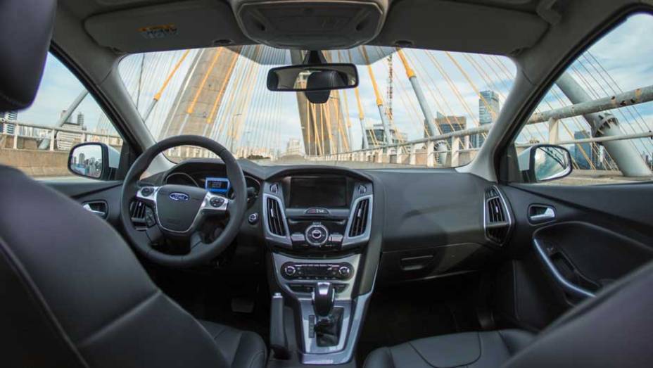 Interior é aconchegante, mas faltam equipamentos oferecidos na concorrência | <a href="https://preprod.quatrorodas.abril.com.br/carros/lancamentos/novo-ford-focus-sedan-755333.shtml" rel="migration">Leia mais</a>