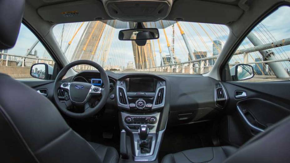 Interior &eacute; aconchegante, mas faltam equipamentos oferecidos na concorr&ecirc;ncia | <a href="https://preprod.quatrorodas.abril.com.br/carros/lancamentos/novo-ford-focus-sedan-755333.shtml" rel="migration">Leia mais</a>